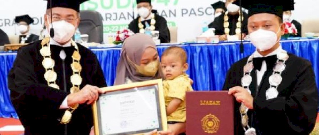 Balita Desta saat menggantikan almarhum ayahnya wisuda. Balita Desta saat menggantikan almarhum ayahnya wisuda.