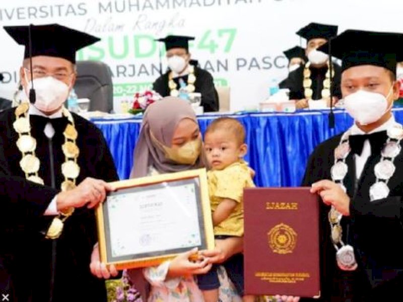 Kisah Pilu Balita Gantikan Ayahnya Wisuda di UMSurabaya