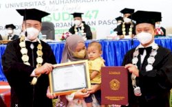 Kisah Pilu Balita Gantikan Ayahnya Wisuda di UMSurabaya