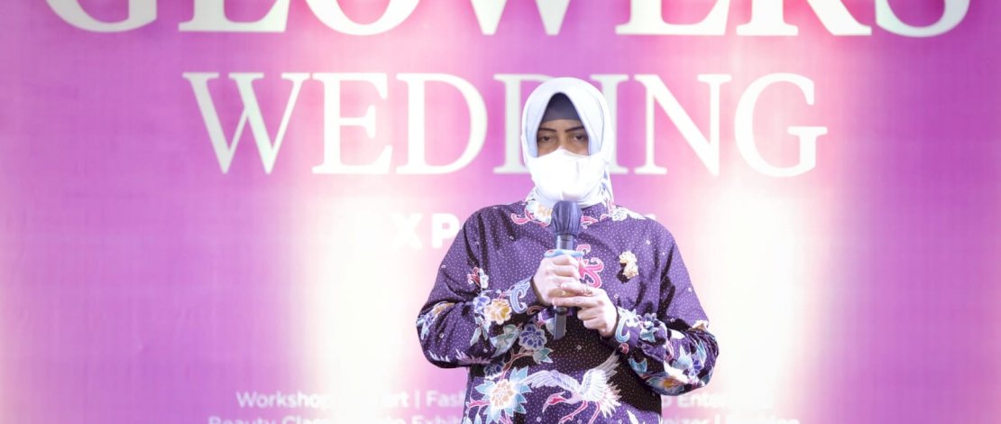 Ketua TP PKK Kota Makassar, Indira Jusuf Ismail saat membuka Glowers Wedding Expo, Minggu, (21/11/2021) di MaRI. 