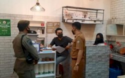 Camat Ujung Pandang Sambangi Pelaku Usaha Sosialisasi Jam Operasional