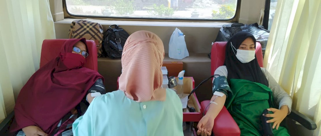 Suasana donor darah di Masjid Baiturrahman, Kecamatan Mappadeceng, Luwu Utara. 