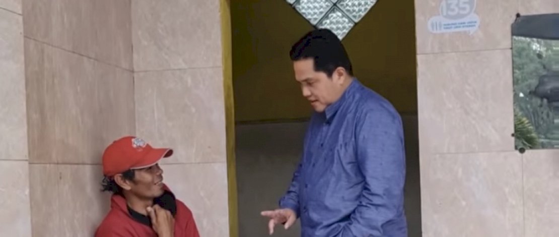 Menteri BUMN, Erick Thohir saat singgah di salah satu toilet SPBU di Probolinggo yang mengenakan tarif ke pengguna toilet.