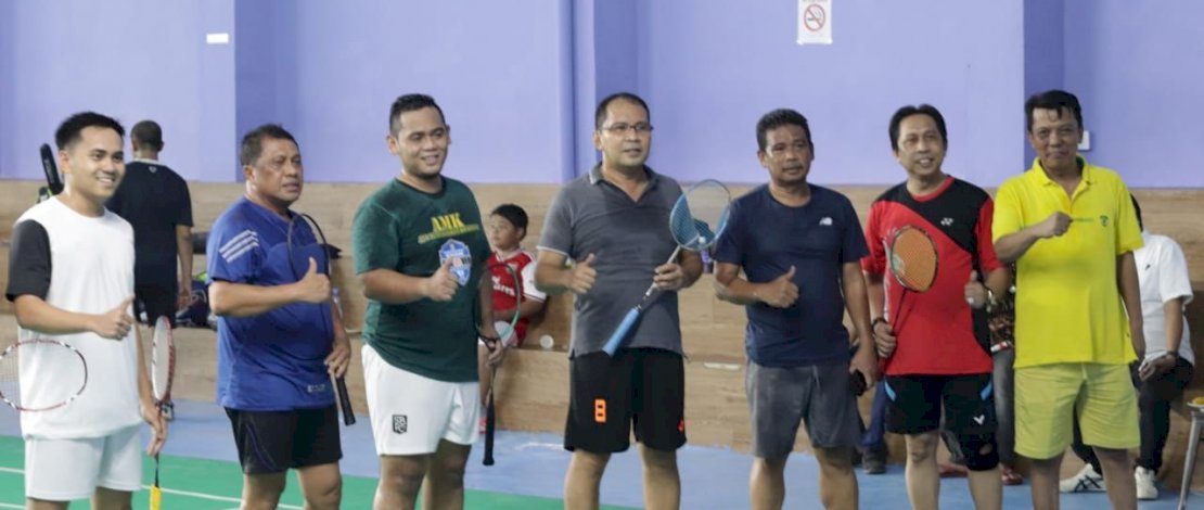 Legislator Makassar Olah Raga Badminton Bareng Danny Pomanto