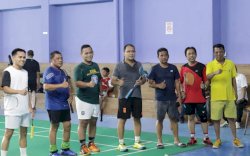 Legislator Makassar Olah Raga Badminton Bareng Danny Pomanto