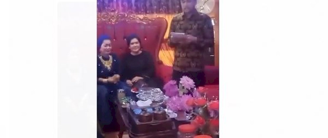 Suasana lamaran di Pinrang oleh seorang wanita kepada pria.