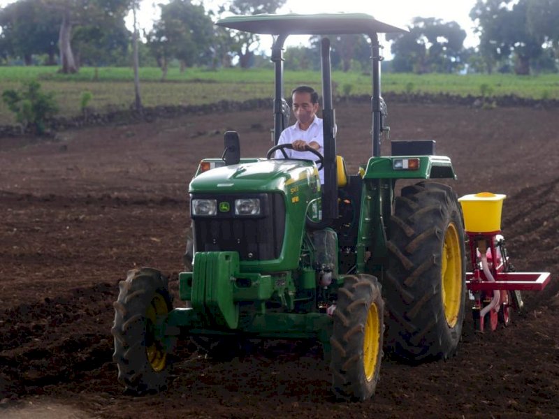 Momen Jokowi Menanam Jagung Pakai Traktor di Jeneponto 