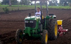 Momen Jokowi Menanam Jagung Pakai Traktor di Jeneponto 