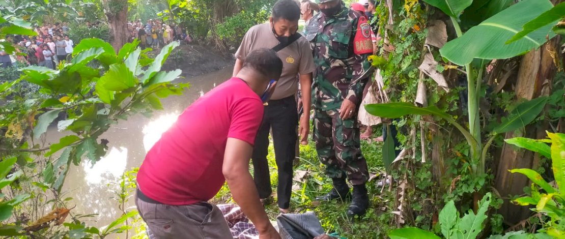 Korban saat dievakuasi warga dan aparat.