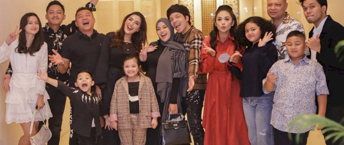 Kumpul Keluarga Anang Hermansyah dan Raul Lemos, Oktober lalu. Kumpul Keluarga Anang Hermansyah dan Raul Lemos, Oktober lalu.