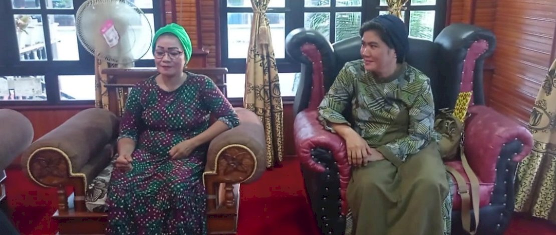Hj Mira dan Hj Diana, orang tua kedua calon mempelai di Pinrang.