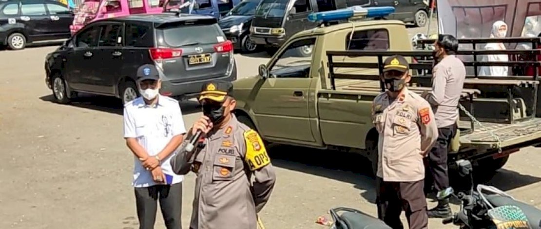 Kapolres Sinjai, AKBP Iwan Irmawan saat menggelar sosialisasi vaksin di Terminal Sinjai.