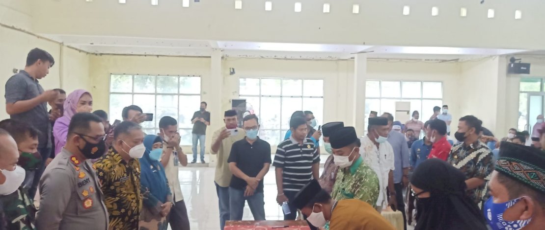 Wakili Bupati , Asisten Administrasi Umum Takalar Pimpin Penandatangan Fakta Integritas Pilkades 