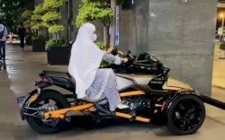 Pamer Parkir Moge di Halaman Mal, April Jasmine Dihujat Netizen: Istri Ustad Tapi Suka Pamer