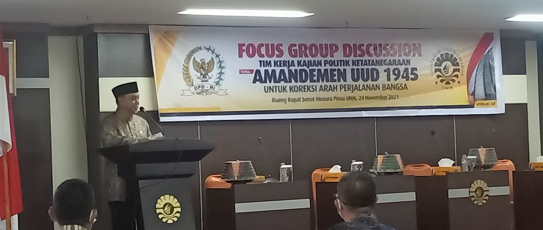 Anggota DPD-RI Dapil Sul-sel, Tamsil Linrung memberikan sambutan diacara Forum Group Discussion di Ruang Senat Fakultas Sosial Hukum, Gedung Phinisi, Universitas Negeri Makassar, Rabu (24/11/2021).