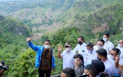 Sandiaga Uno Terkesima dengan Air Terjun Bossolo di Jeneponto