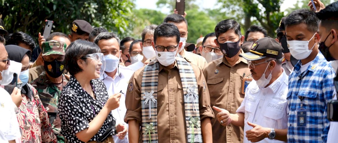 Sandiaga Uno Terkesima dengan Air Terjun Bossolo di Jeneponto