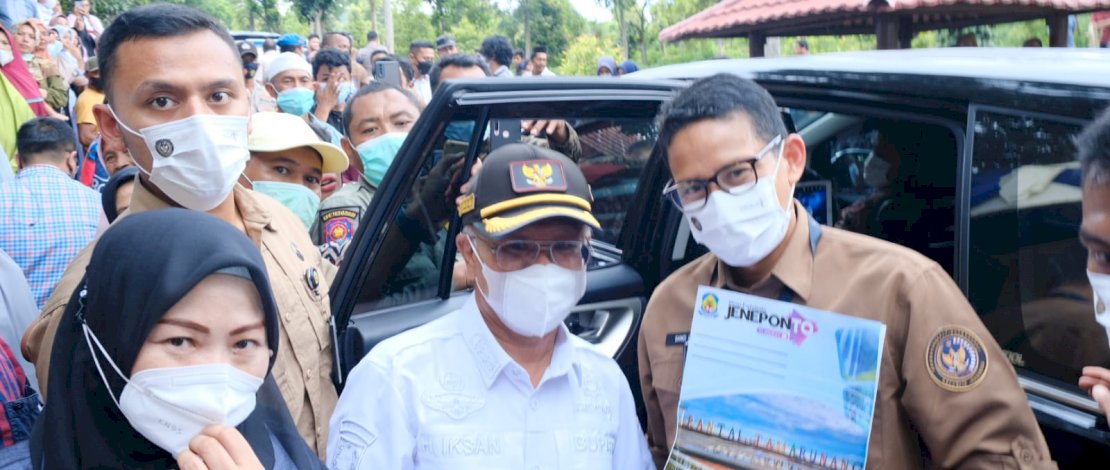 Sandiaga Uno Terkesima dengan Air Terjun Bossolo di Jeneponto