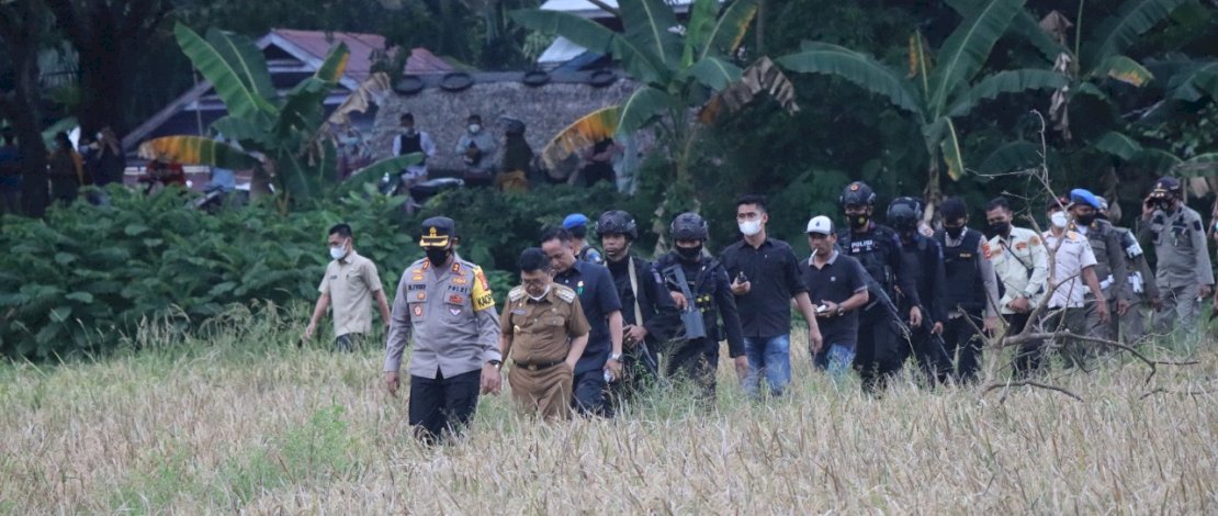 Kapolres Palopo AKBP Muhammad Yusuf bersama Wali Kota Palopo mengunjungi Kelurahan Mancani.