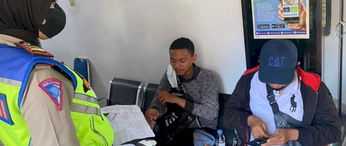 Kasat Lantas Polres Maros, AKP Dharmawati saat memeriksa kelengkapan dokumen pelanggar.