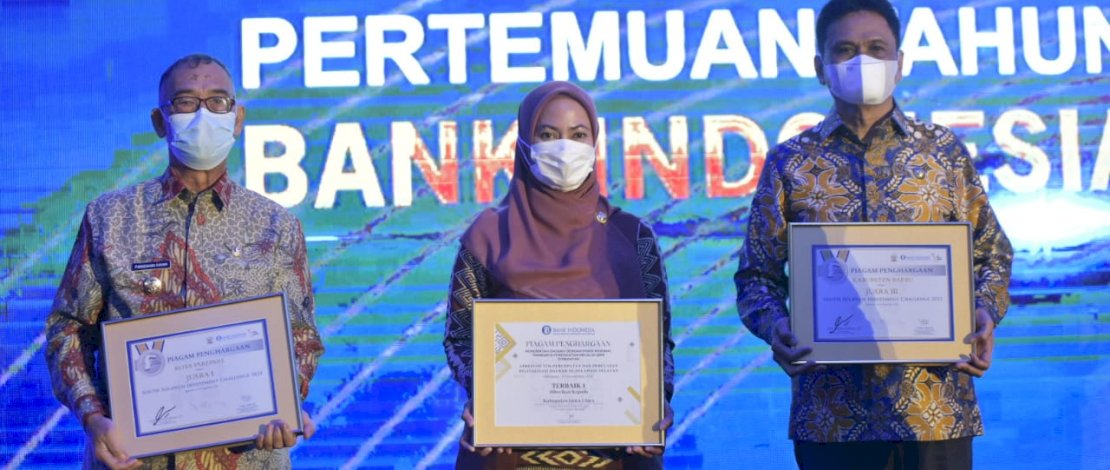 Bupati Indah menerima 3 penghargaan dari Bank Indonesia di Claro Hotel, Rabu (24/11/2021).