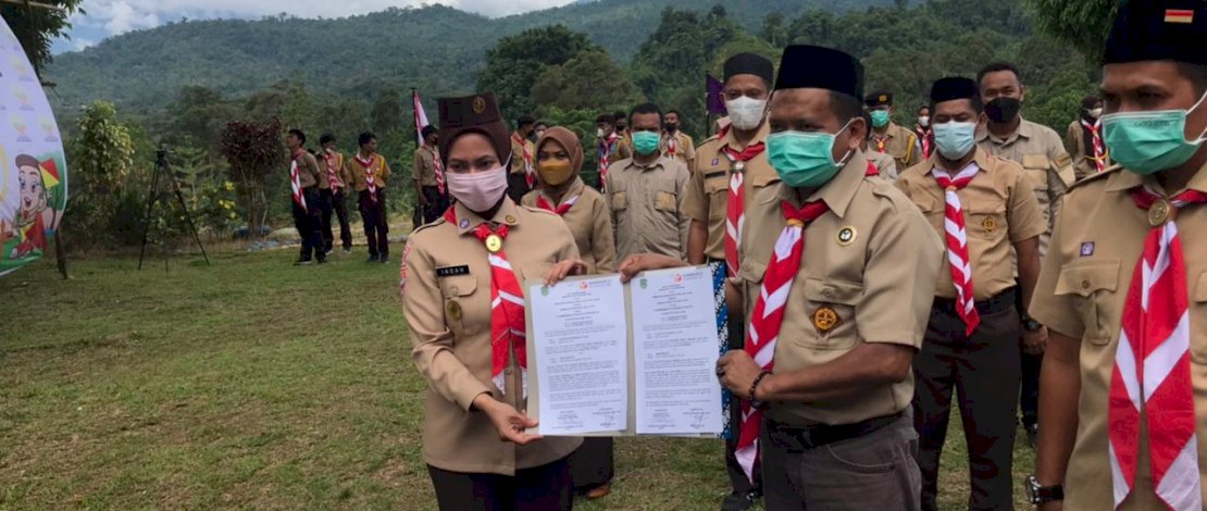 Indah Putri Indriani dalam kemah bakti pengawasan pemilu.