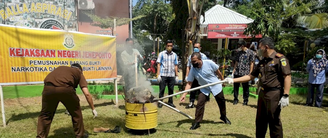 Kejari Jeneponto Musnahkan Barang Bukti Narkotika Dari 32 Kasus