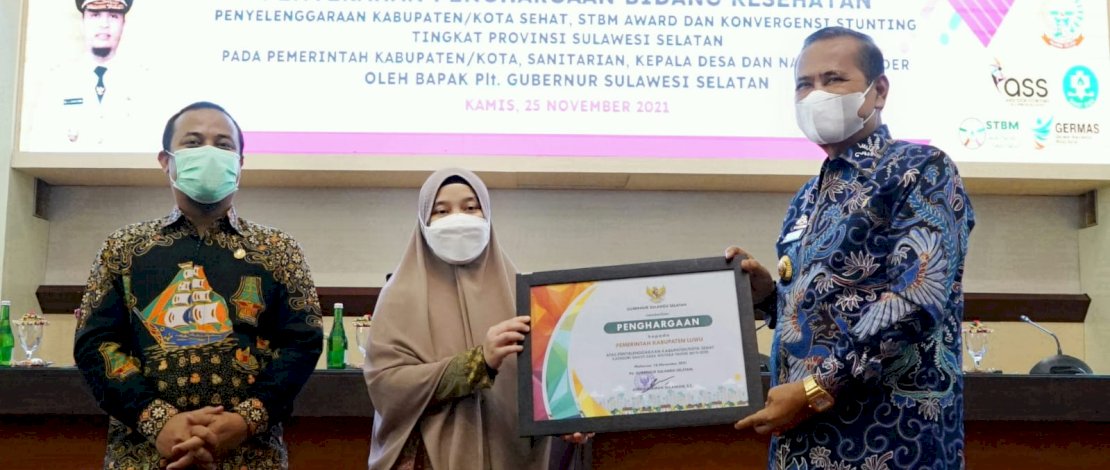 Bupati Luwu, Dr H Basmin menghadiri undangan Pemerintah Sulawesi Selatan dalam rangka penyerahan penghargaan di bidang Kesehatan diserahkan langsung oleh Plt Gubernur Sulsel, H Sudirman Sulaiman di ruang Rapim Kantor Gubernur, Makassar, Kamis (25/11/2021)