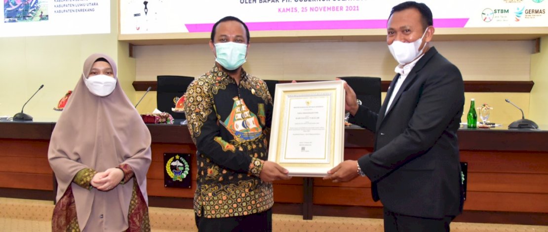Penyerahan penghargaan di bidang kesehatan dari Gubernur Sulsel ke Bupati Takalar. Penyerahan penghargaan di bidang kesehatan dari Gubernur Sulsel ke Bupati Takalar.