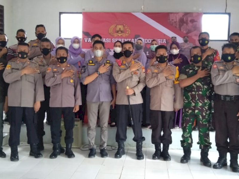 Kapolres Pinrang Tinjau Vaksinasi Massal di Kantor Camat Mattiro Bulu