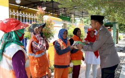 Kapolres Palopo Sempatkan Ngobrol dan Bagikan Beras ke Petugas Kebersihan