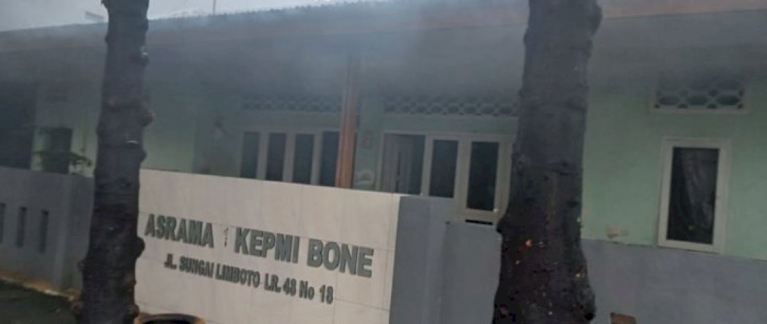 Asrama Kepmi Bone Jl Gunung Salahutu terbakar.