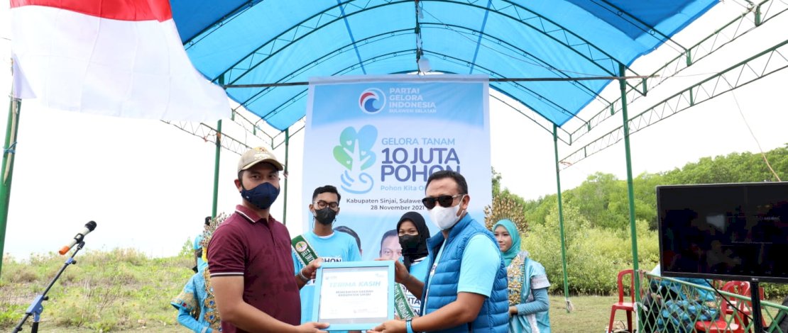 Ketua Dewan Pimpinan Wilayah (DPW) Partai Gelora Sul-sel, Syamsari Kitta san Bupati Sinjai, Andi Seto Gadhista Asapa menanam pohon di Desa Passimarannu, Kecamatan Sinjai Timur, Kabupaten Sinjai, Minggu (28/11/2021).