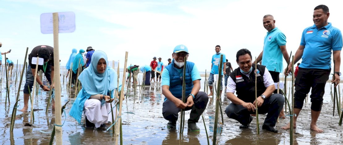 Ketua Dewan Pimpinan Wilayah (DPW) Partai Gelora Sul-sel, Syamsari Kitta san Bupati Sinjai, Andi Seto Gadhista Asapa menanam pohon di Desa Passimarannu, Kecamatan Sinjai Timur, Kabupaten Sinjai, Minggu (28/11/2021).
