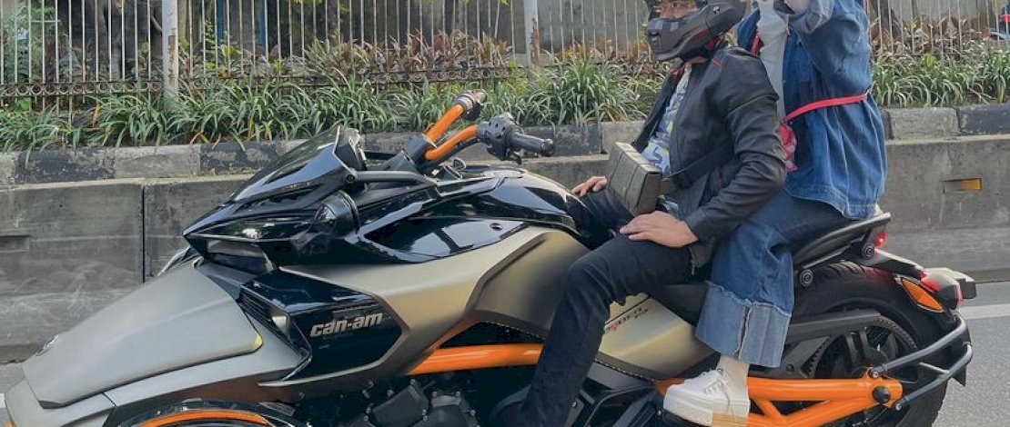 Potret April Jasmine dan Ustaz Soldem mengendarai Motor Gede (Moge) roda 3.