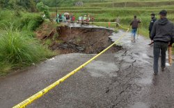 Ruas Batas Gowa-Tondong di Sinjai Tidak Dapat Dilalui Akibat Longsor, Plt Gubernur: PUTR Segera Turun Selesaikan