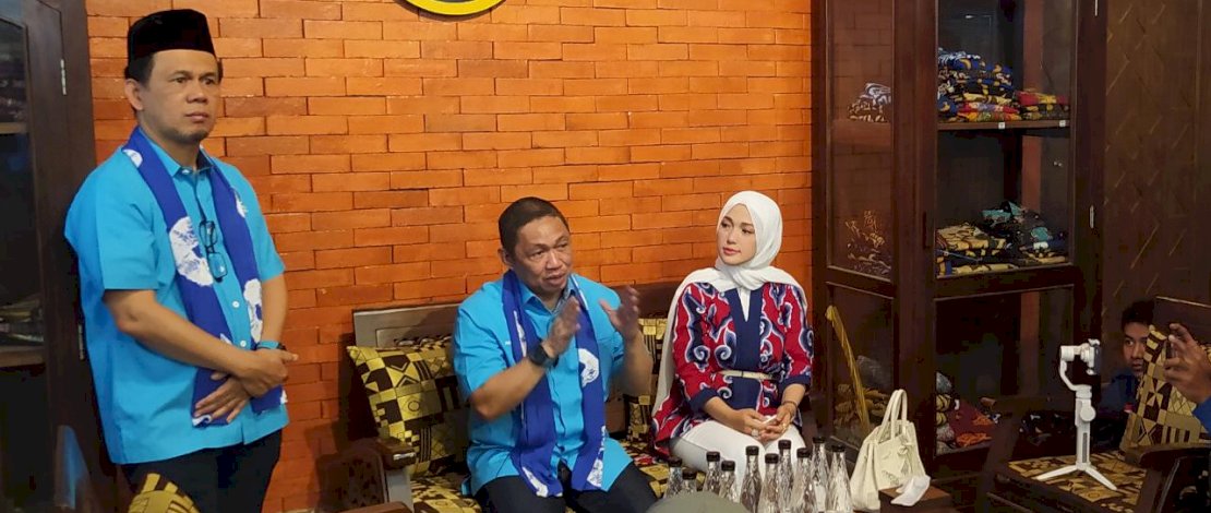 Ketua Umum Partai Gelora, Anis Matta saat mengunjungi Batik Trusmi.