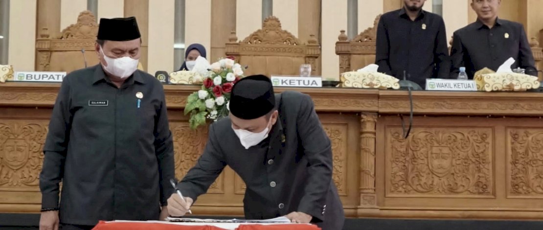 Sekda Luwu H Sulaiman Menyerahkan Rancangan APBD Tahun 2022 Kepada Ketua DPRD Luwu Rusli Sunali. Sekda Luwu H Sulaiman Menyerahkan Rancangan APBD Tahun 2022 Kepada Ketua DPRD Luwu Rusli Sunali.