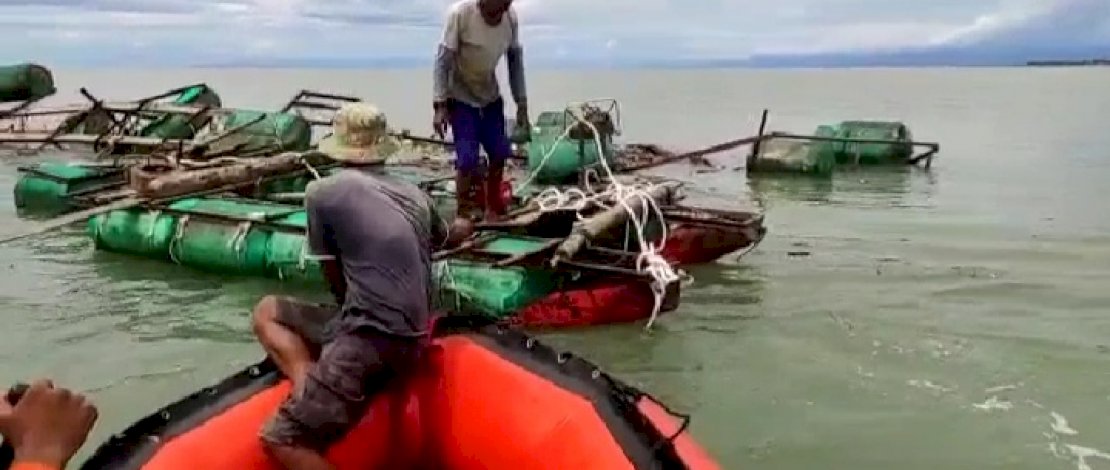 Tim SAR menyelamatkan warga dengan perahu karet.