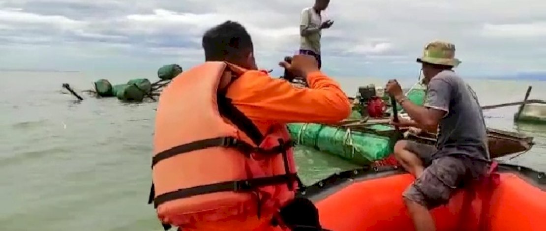 Tim SAR menyelamatkan warga dengan perahu karet.