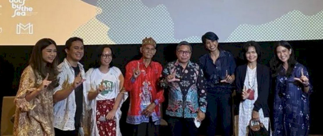Potret Dian Sastro (kanan ujung) dan Sutradara Asal Makassar, Arfan Sabran (Kiri kedua) bersama sejumlah rekannya di pemutaran Film Bara, Senin (29/11/2021).