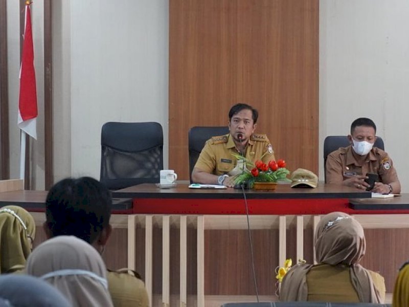 Gelar Rapat Awal Pekan, Camat Tamalanrea Tekankan Kedisiplinan dan Kebersihan