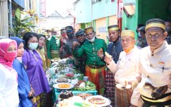 Sambut HUT Makassar, Camat Ujung Tanah Ngopi Sambil Makan Kue 'Taripang' Bersama Warga