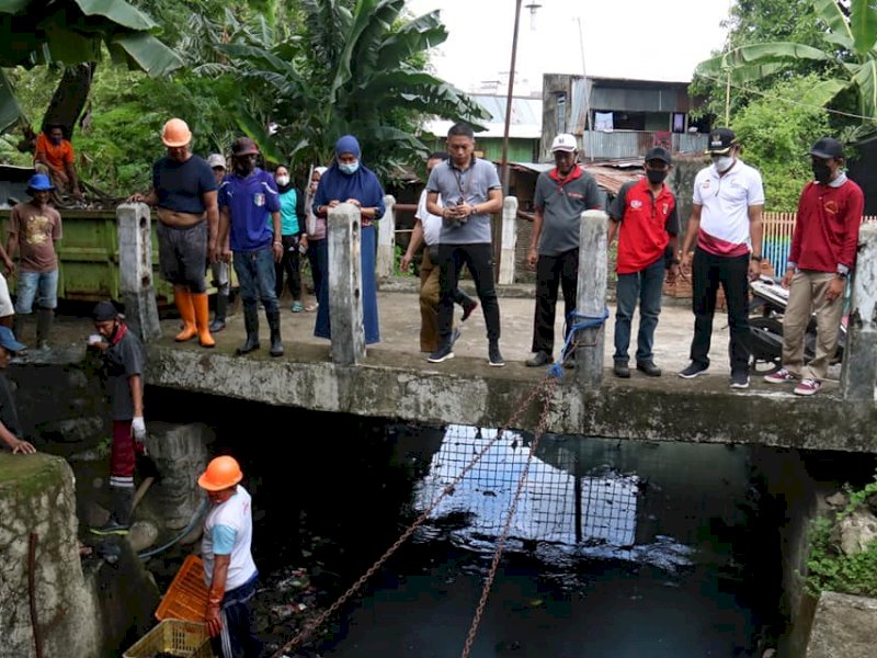 Camat Ujung Tanah Langsung Pimpin Jumat Bersih di Kanal Kompleks TNI-AL