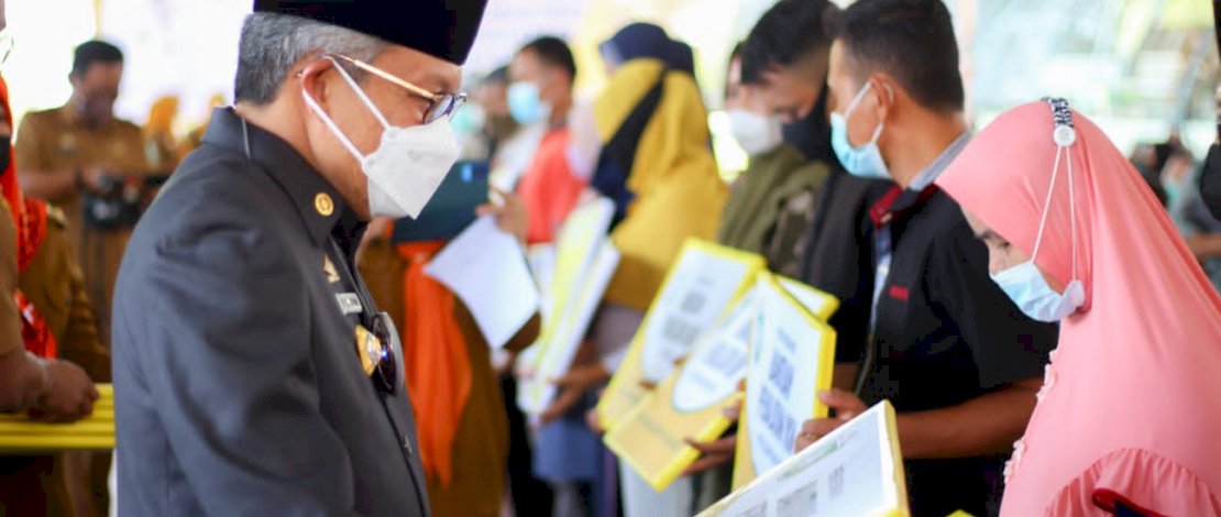 Ketua DPRD Parepare Dampingi Walikota Serahkan Bansos kepada 1.166 KPM