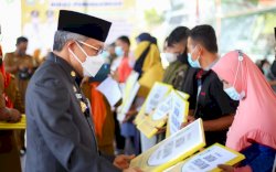 Ketua DPRD Parepare Dampingi Walikota Serahkan Bansos kepada 1.166 KPM