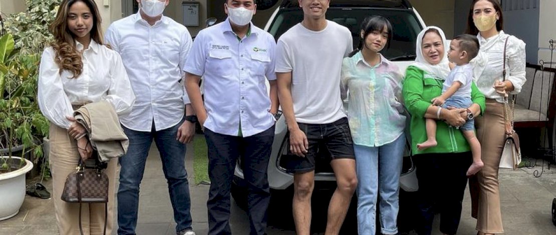 Potret Adik Bibi Ardiansyah bersama organisasi PN Angkatan Muda Ka'bah di depan Mobil Barunya.