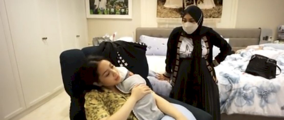 Potret Aurel Hermansyah saat mengunjungi Putra Kedua Raffi Nagita.