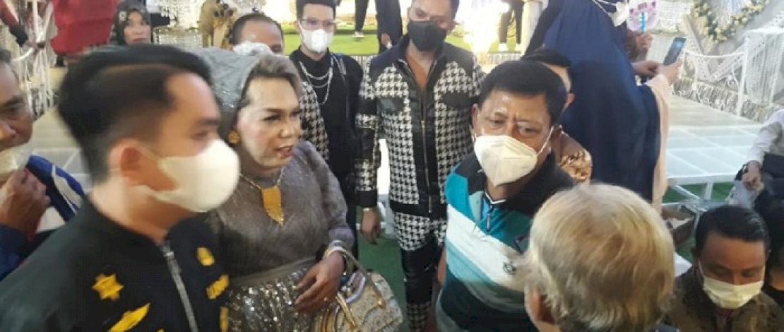 Penanggung jawab dan pihak aparat berdebat soal kontes waria atau acara khataman di Campalagian, Polman.