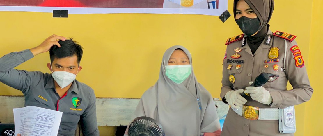 Kasat Lantas Polres Maros, AKP Dharmawaty saat menggelar vaksinasi.